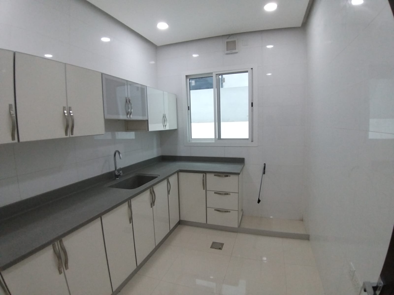 property 476 image 1