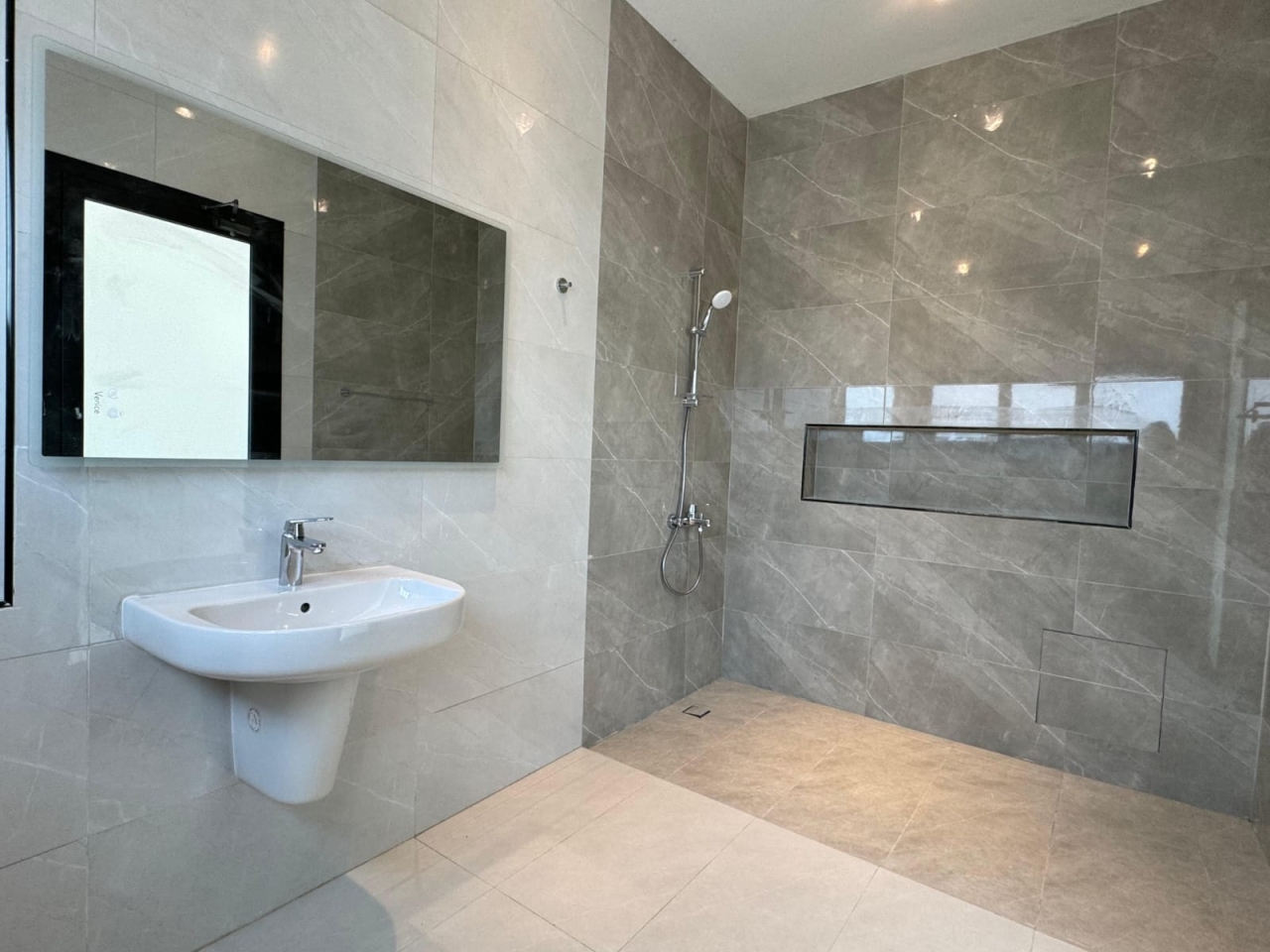 property 563 image 4