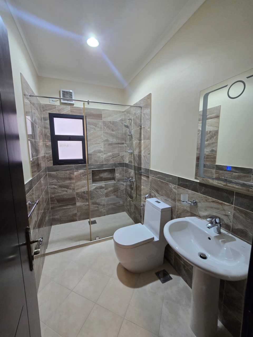 property 652 image 3