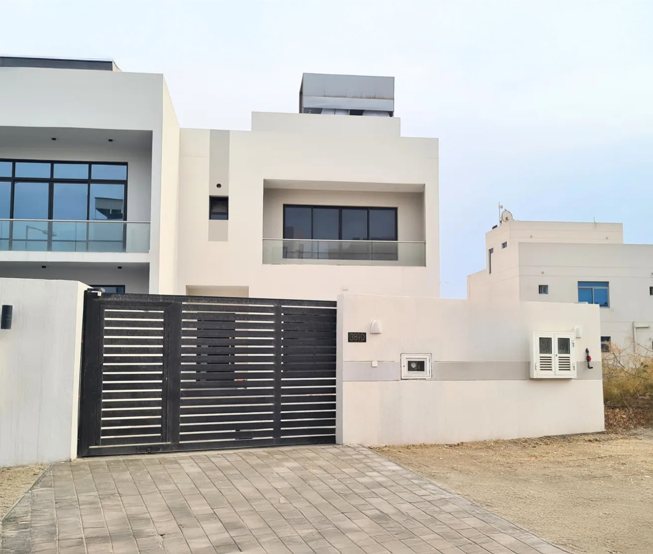property 712 image 0