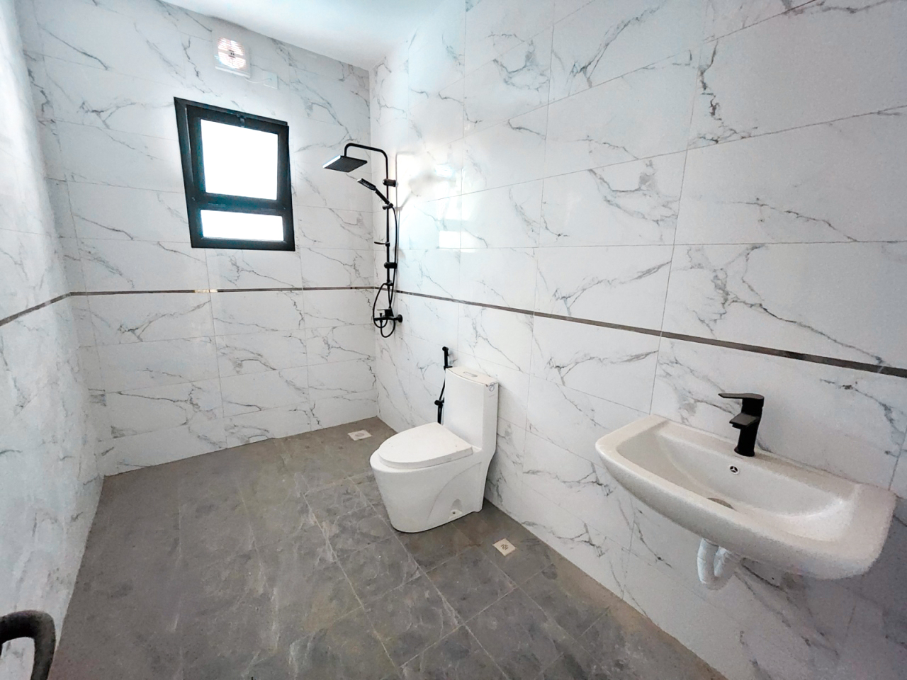property 712 image 4