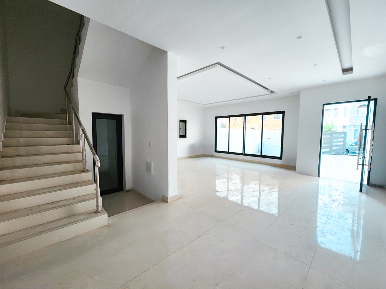property 712 image 1