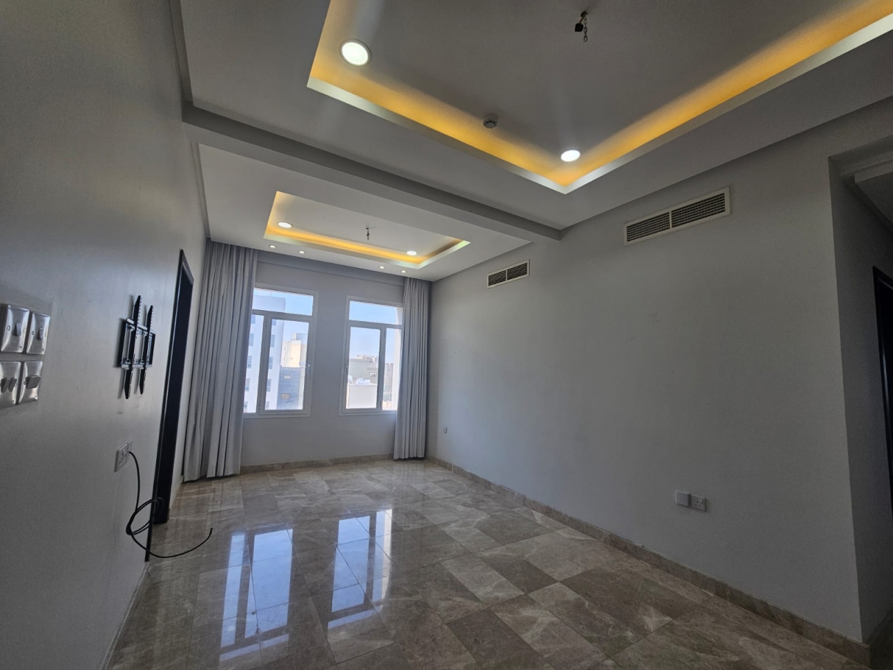 property 744 image 0